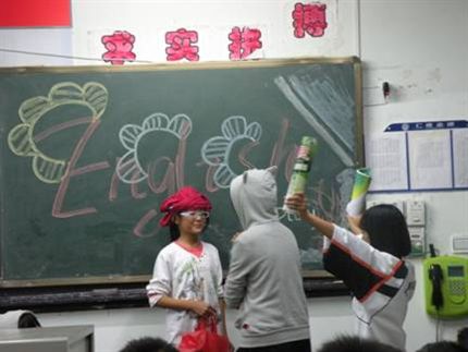 初2010级7班团支部英语话剧表演2