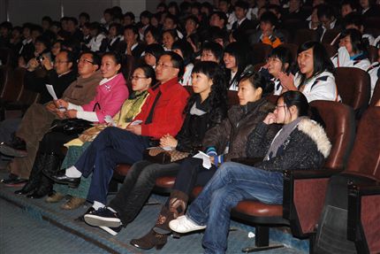 认真观看的评委和同学