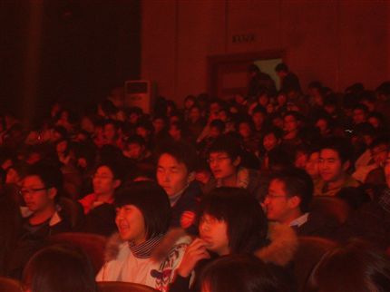 认真观看比赛的同学