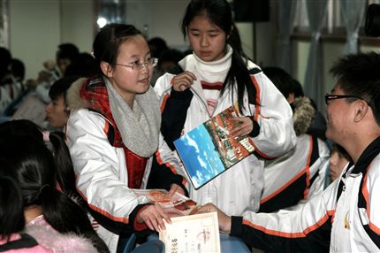 学生会干事为优秀团干部颁奖</p><p>　　