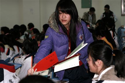 学生会干事为优秀团员颁奖