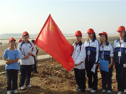 我校优秀团员代表夏凡、零班学生代表苏仕燕参观机场第二跑道