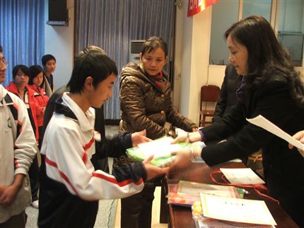 朱主任为优秀学生颁奖