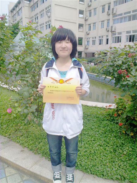 赵常宏高二1班：life is not about how to get farough,the storm,but how to dame in the rain.