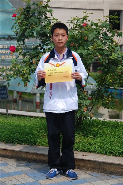 安晓磊高一1班：与祖国同在，与人民同行。