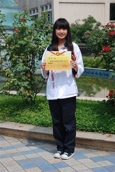 崔佳高一6班：风雨之后才能有彩虹。