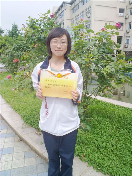 吕清月高一7班：每一轮月亮都有两面，人们永远都只能看到它明亮光洁的一面，而不能看到它背后的艰苦与辛苦。