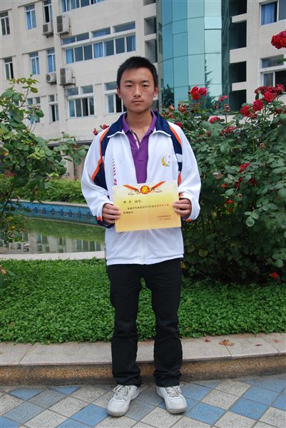 杨成高二8班：登上王冠的钻石遍体鳞伤，活出精神的灵魂浑身是血！FIGHTING.