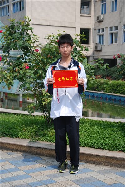 贺志达源高一1班：做人就像赛车，有时候要冲，有时候要停。