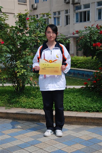 谭雪高一11班：惟有心静如水，书能荡气长存。