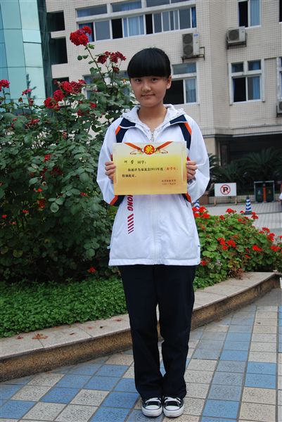 何莹高一8班：逆风还要穿云，绝境还要飞行。