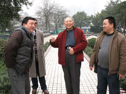 与董味甘教授亲切交谈