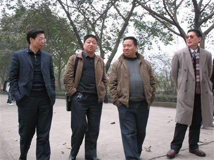 考察组在重庆南开中学考察