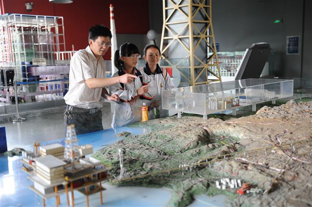 探索科技 放飞梦想——记棠外初2013届师生四川省科技馆之行