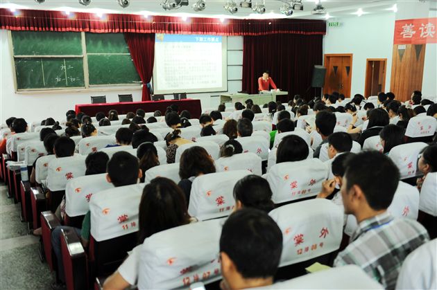 棠外举行初中教师培训大会