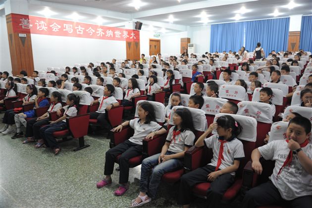 家长义工进课堂 民航知识促成长——记四年级家长义工活动 </p><p>　　