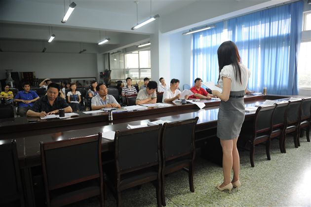 棠中外语学校高中部召开见习教师成果汇报会