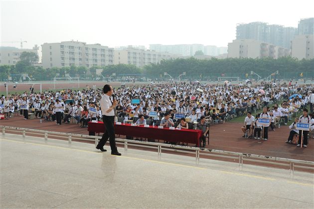 架起家校合作桥梁，促进孩子健康成长——记初2013届中学生心灵成长暨家庭教育报告会</p><p>　　