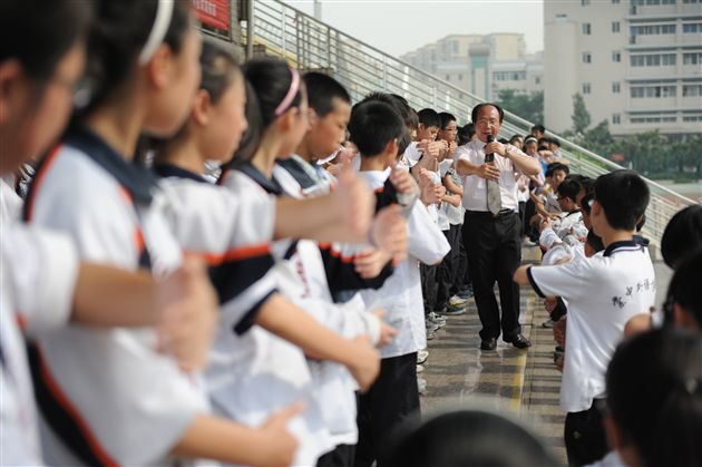 架起家校合作桥梁，促进孩子健康成长——记初2013届中学生心灵成长暨家庭教育报告会</p><p>　　