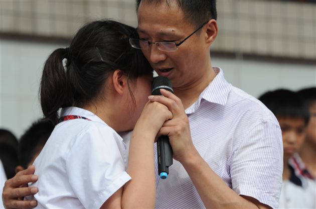 架起家校合作桥梁，促进孩子健康成长——记初2013届中学生心灵成长暨家庭教育报告会</p><p>　　