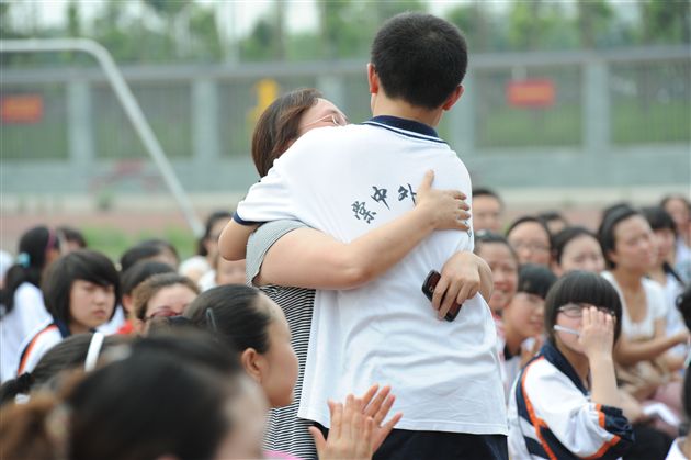 架起家校合作桥梁，促进孩子健康成长——记初2013届中学生心灵成长暨家庭教育报告会</p><p>　　