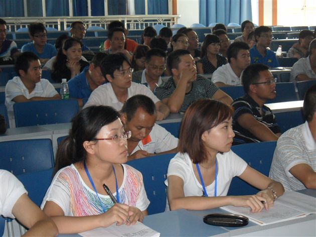棠中外语学校高中部组织召开教师培训大会