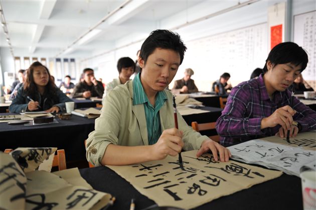 棠外教师郭彦飞为全县高中美术书法教师作书法讲座