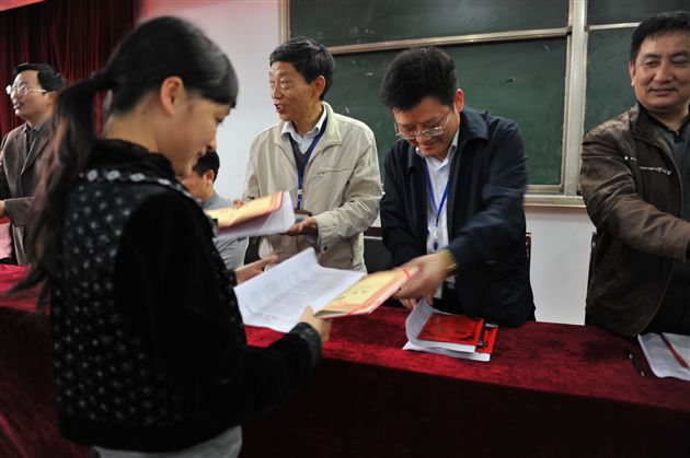 棠外初中部举行2011—2012学年度教育教学师培骨干团队成立及师徒结对仪式