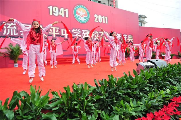 棠外海棠艺术团受邀参加双流县太平中学70周年校庆演出