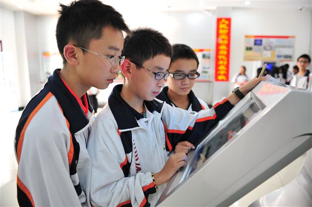 棠外初2013届学子赴双流县防震减灾局、人防办参观记