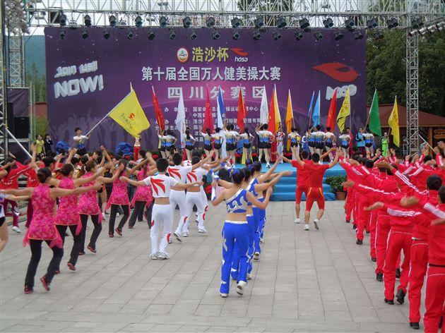 棠外高中健美操队包揽四川省锦标赛竞技二级六人操前三名