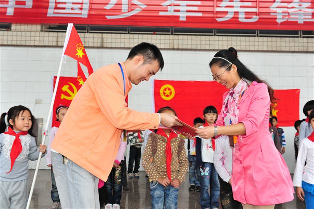 棠外附小开展庆祝中国少年先锋队建队62周年系列活动