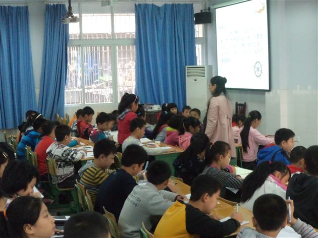 棠外附小肖雪玲老师在四川省“国培计划（2011）”中被聘为培训专家