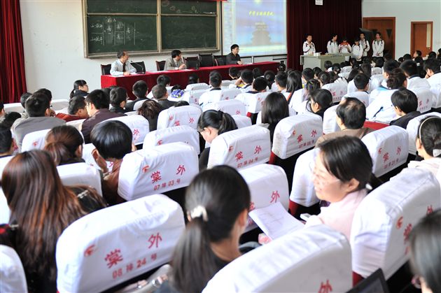 棠外举行高中部学生研究性学习开题及结题会