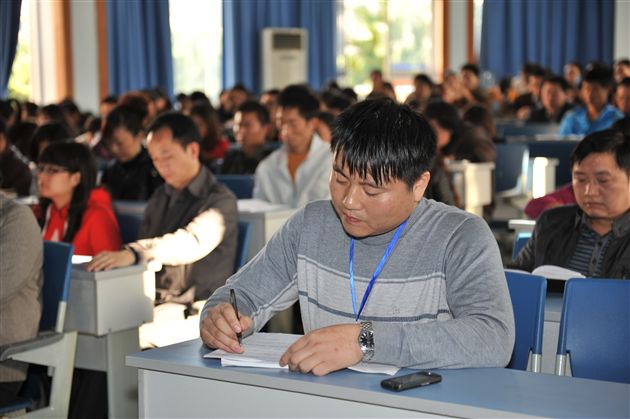 棠外召开公选初中部年级组长暨教师大会