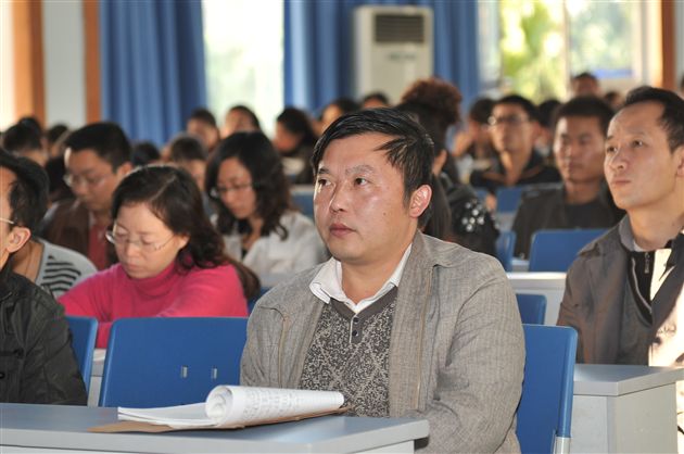 棠外召开公选初中部年级组长暨教师大会