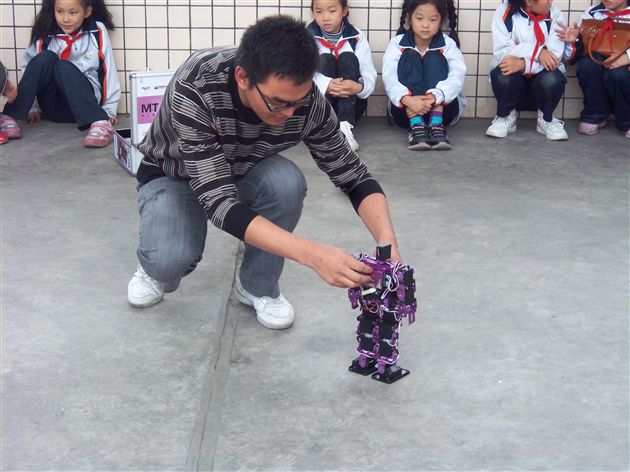 知识改变生活 科技创造未来——记棠外附小四年级家长义工课堂活动