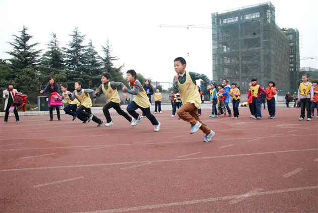 顽强拼搏  团结协作  永争第一 ——棠外附小成功举行第八届冬季田径趣味运动会
