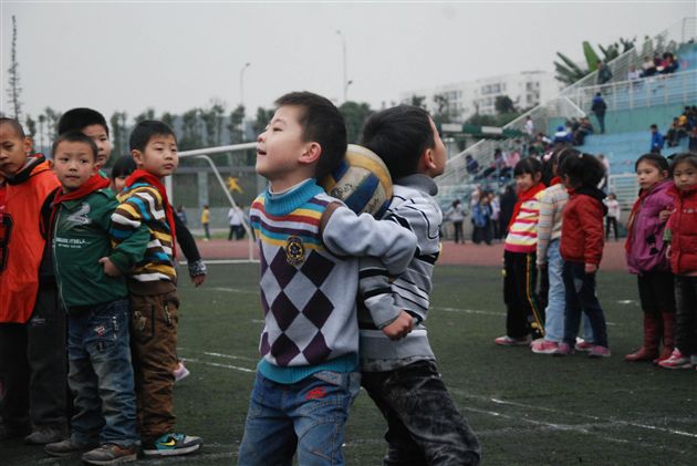 顽强拼搏  团结协作  永争第一 ——棠外附小成功举行第八届冬季田径趣味运动会