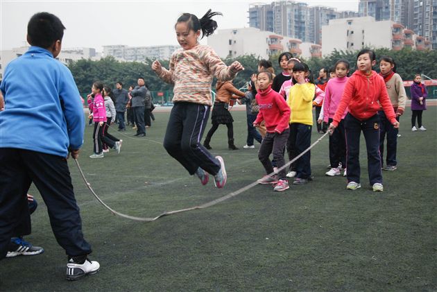 顽强拼搏  团结协作  永争第一 ——棠外附小成功举行第八届冬季田径趣味运动会