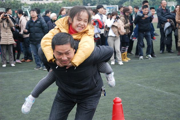 顽强拼搏  团结协作  永争第一 ——棠外附小成功举行第八届冬季田径趣味运动会