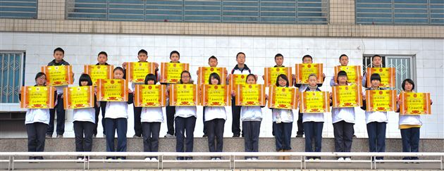 表彰学生会干部先进，激发自主管理潜能