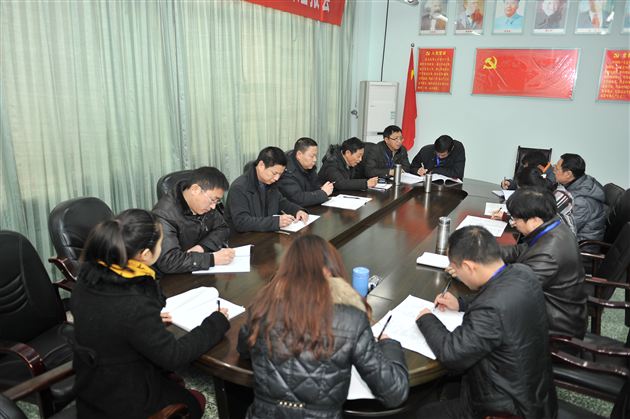 实践中求发展 发展中寻创新——记高2013届常态班会课研讨