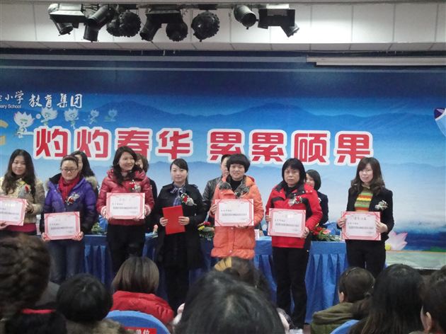 棠外王志英、孙晓晖、曾梁一老师荣获双流县教育系统“巾帼建功岗位女标兵”称号