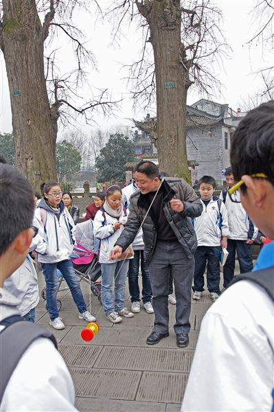 春暖花开踏青去 风土人情入心来——记初2014届全托管学生周末社会实践活动