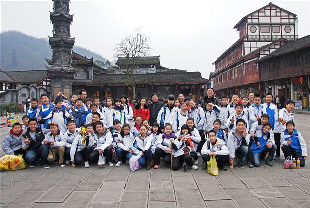 春暖花开踏青去 风土人情入心来——记初2014届全托管学生周末社会实践活动