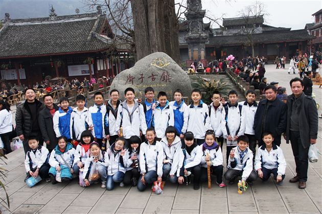 春暖花开踏青去 风土人情入心来——记初2014届全托管学生周末社会实践活动