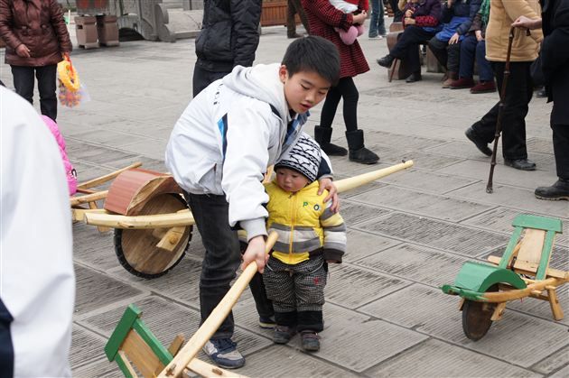 春暖花开踏青去 风土人情入心来——记初2014届全托管学生周末社会实践活动