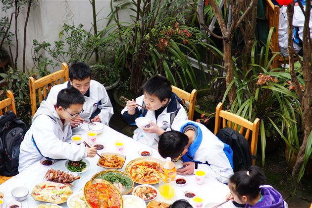 春暖花开踏青去 风土人情入心来——记初2014届全托管学生周末社会实践活动