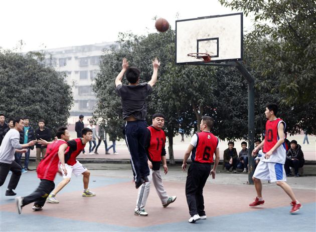 快乐运动 收获快乐——棠中外语学校教职工篮球队比赛小记